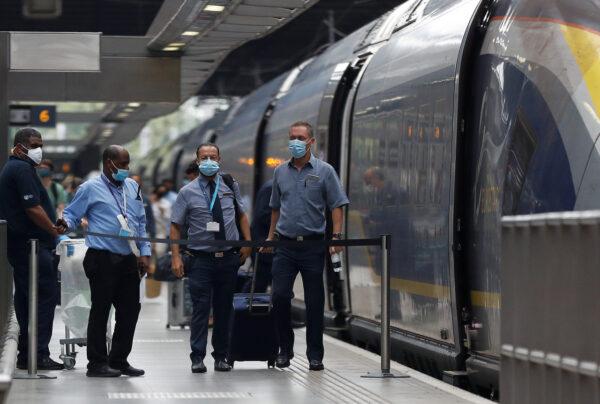 Passengers and staff wearing protective face masks arrive from Paris at the Eurostar terminal at St Pancras station as Britain imposes a 14-day quarantine on arrival from France from Saturday amid the CCP virus pandemic, in London on Aug. 14, 2020. (Reuters/Peter Nicholls)