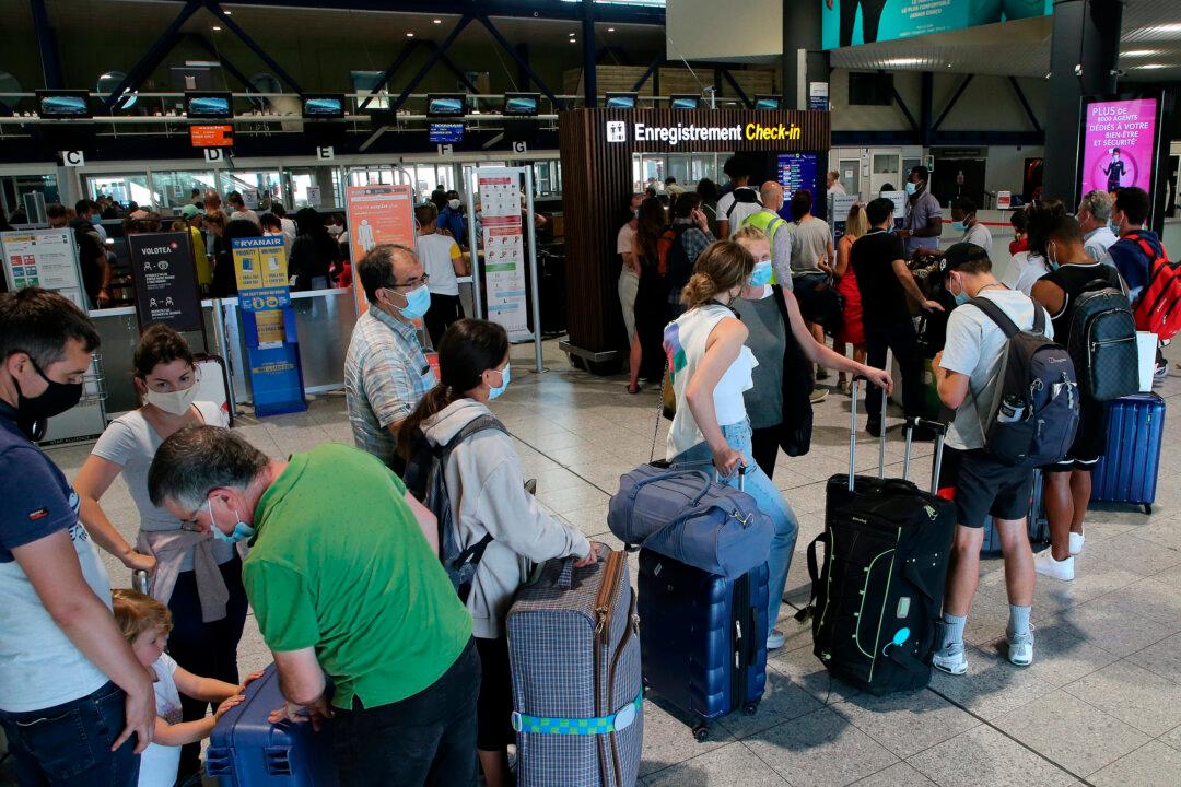 Thousands of Britons Return From France to Avoid Quarantine
