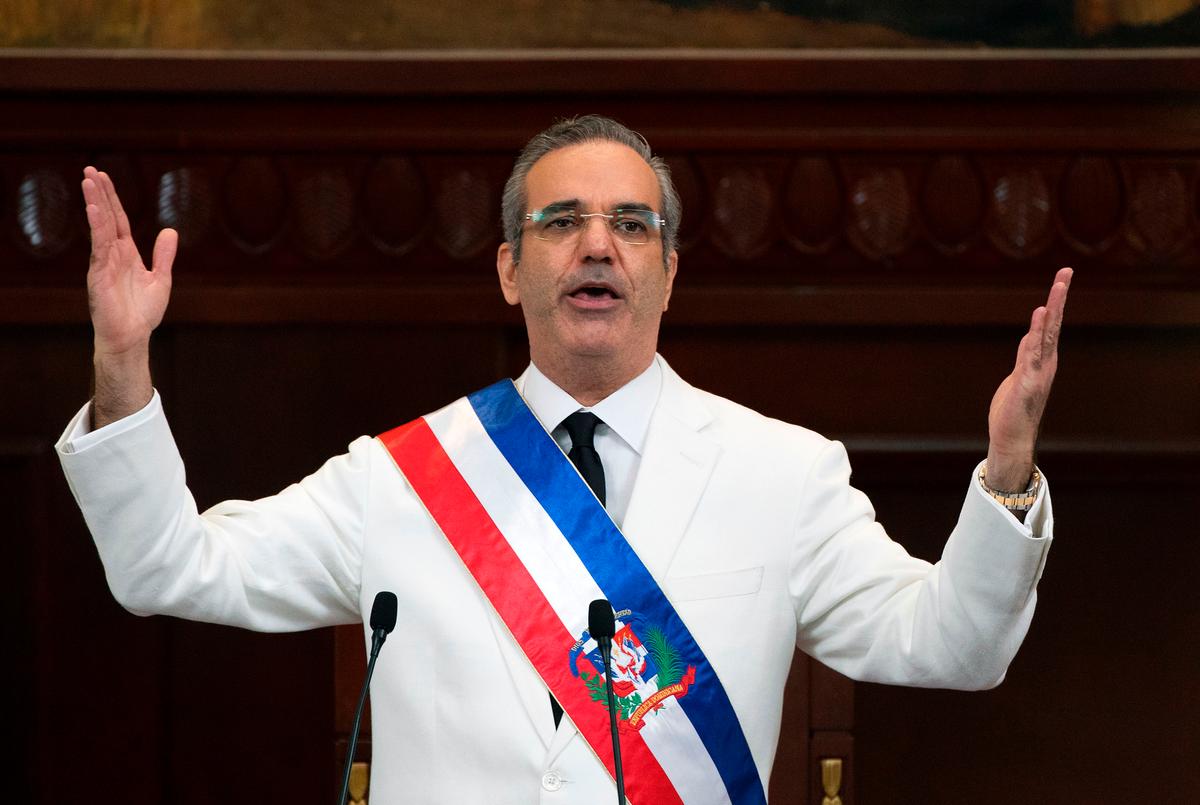 Luis Abinader Sworn in as Dominican Leader; Pompeo Attends