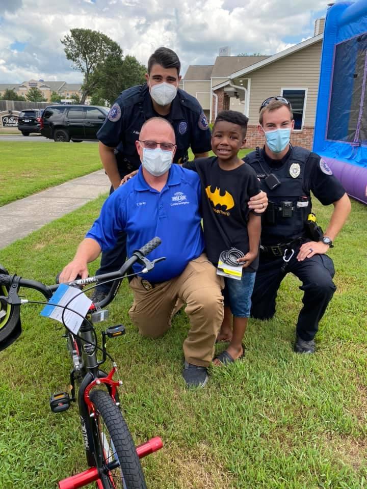 Detective Tim Gray (L) and 7-year-old Bryan Jeffrey. (Courtesy of <a href="https://www.facebook.com/conw">Conway Police Department</a>)