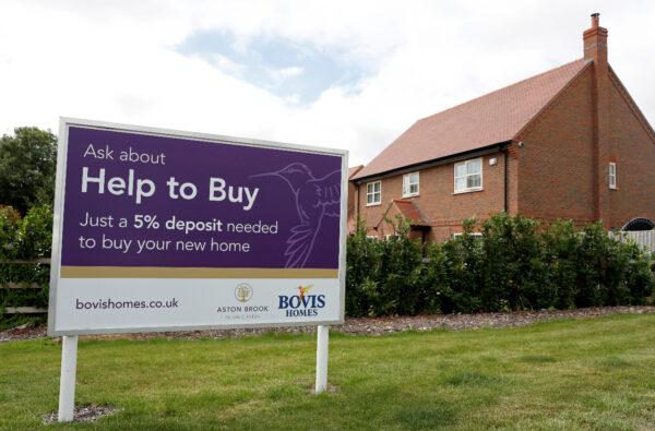 A 'Help to Buy' sign is pictured next to new houses in Aylesbury, Britain, on Aug. 6, 2020. (Reuters/Matthew Childs/File Photo)