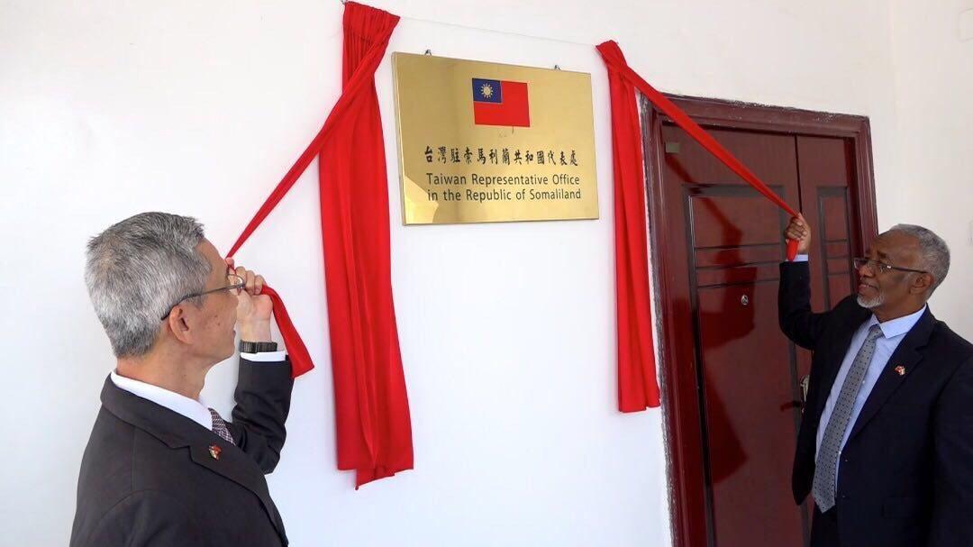 Allen Chenhwa Lou (L), Taiwan’s representative to Somaliland, and Yasin Hagi Mohamoud, Somaliland’s minister of foreign affairs and international cooperation, take part in a ceremony to open Taiwan’s representative office in Somaliland on Aug. 17, 2020. (Taiwan’s Ministry of Foreign Affairs)
