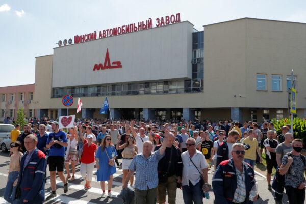 People attend an opposition demonstration to protest against presidential election results in Minsk, Belarus, on Aug. 17, 2020. (Vasily Fedosenko/Reuters)