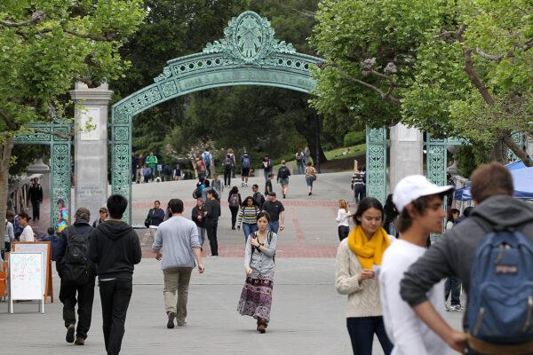 Students walk through Sproul Plaza on the University of California–Berkeley campus in Berkeley, Calif., on April 23, 2012. (Justin Sullivan/Getty Images)