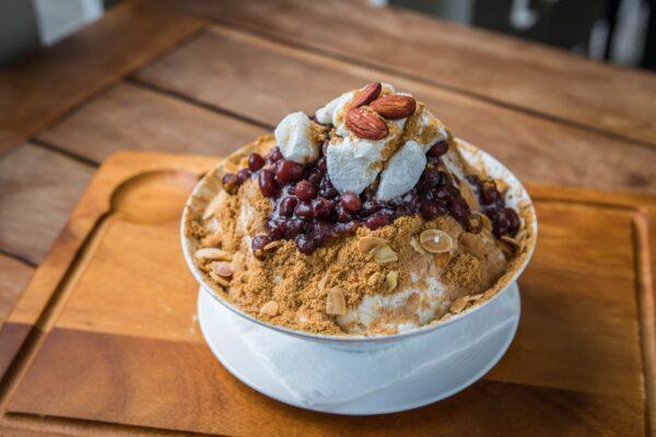 A traditional bingsu with sweet red beans, misugaru, and chapssaltteok (chewy rice cakes). (Haeun Kim/Shutterstock)