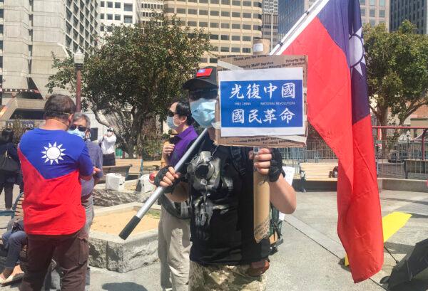  Protester Alex Leung carries the Taiwanese flag. (Ilene Eng/The Epoch Times)