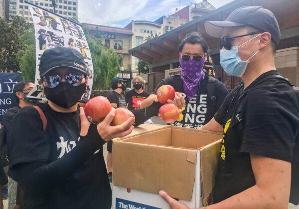  Fuji apples are passed out to show support for Apple Daily in Hong Kong. (Ilene Eng/The Epoch Times)