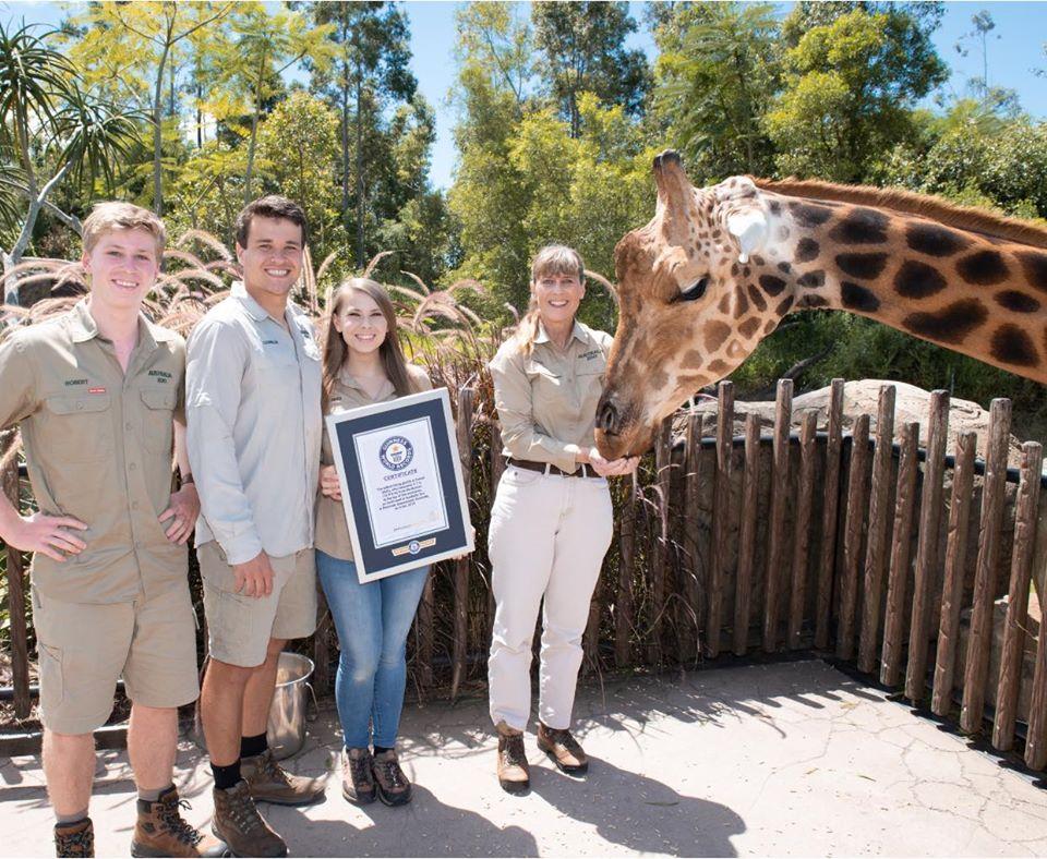 Forest, the World's "Tallest Living Giraffe," with the Irwin family, from left to right: Robert Irwin, Chandler Powell, Bindi Irwin, and Terri Irwin. (Courtesy of <a href="https://www.australiazoo.com.au/">Australia Zoo</a>)