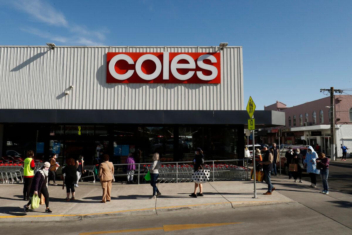 People line up outside a Coles supermarket in Malvern in Melbourne, Australia on Aug 2, 2020. (Darrian Traynor/Getty Images)