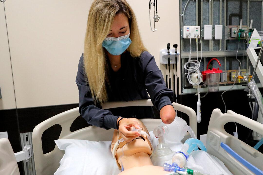 Woman Born With One Hand Is an Inspirational Respiratory Therapist in COVID-19 Fight