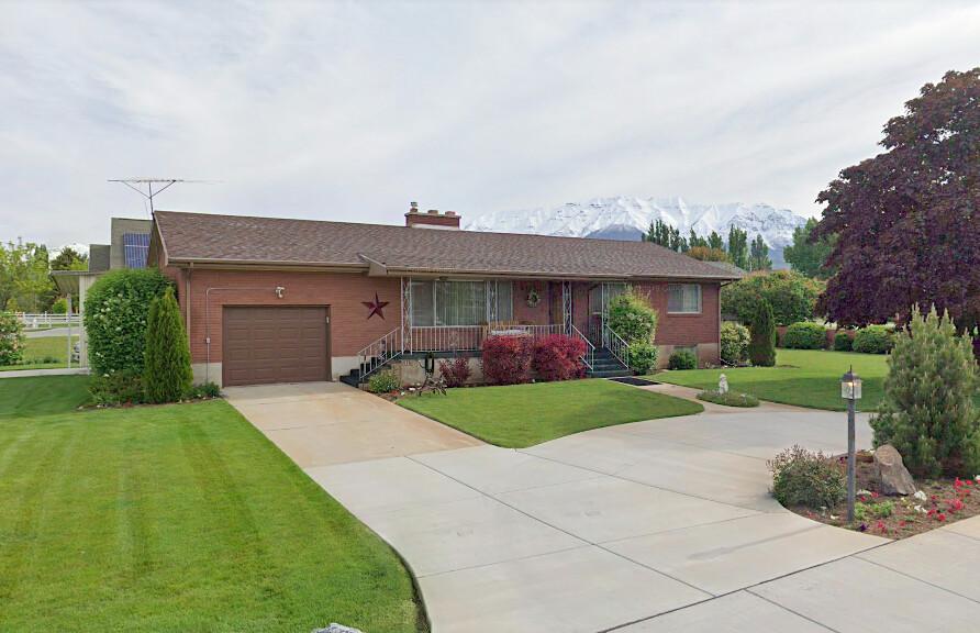 Robert and Cumorah Holdway's house, Vineyard, Utah. (Screenshot/<a href="https://www.google.com/maps/@40.2898039,-111.7431556,3a,56.9y,25.18h,87.95t/data=!3m6!1e1!3m4!1sY4B_bg039s1ApMwLA6FplQ!2e0!7i16384!8i8192">Google Maps</a>)