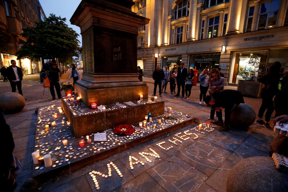 File photo showing people attending a vigil for the victims of the Manchester Arena bombing, in central Manchester, Britain, on May 29, 2017. (Andrew Yates/Reuters)
