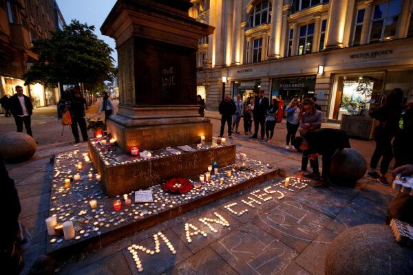File photo showing people attending a vigil for the victims of the Manchester Arena bombing in central Manchester, Britain, on May 29, 2017. (Reuters/Andrew Yates)