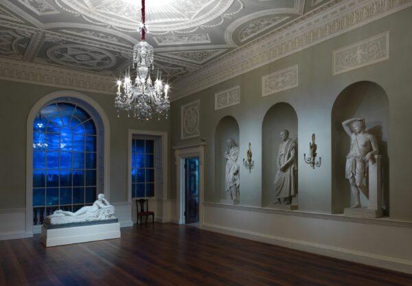 The Lansdowne dining room with classical statues in its alcoves. (Joseph Coscia)