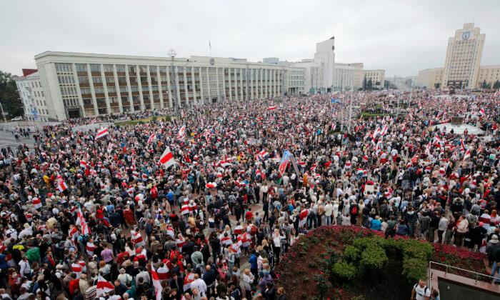 Vast Protest in Minsk Keeps Pressure on Belarus President