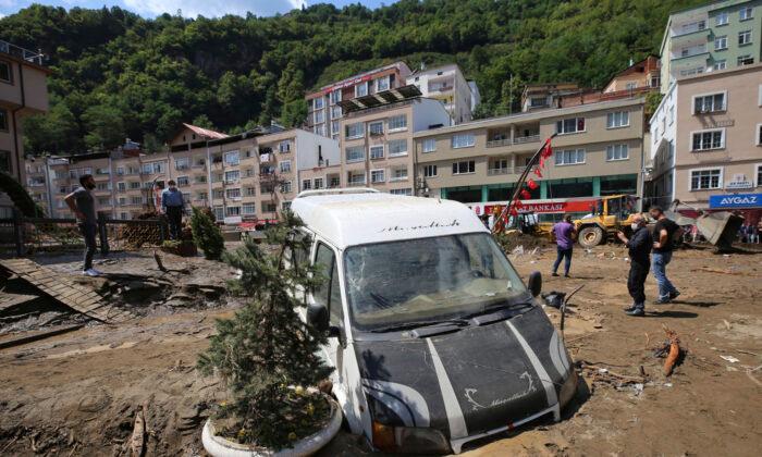 6 Dead, 2 Missing in Floods, Landslides in Northeast Turkey