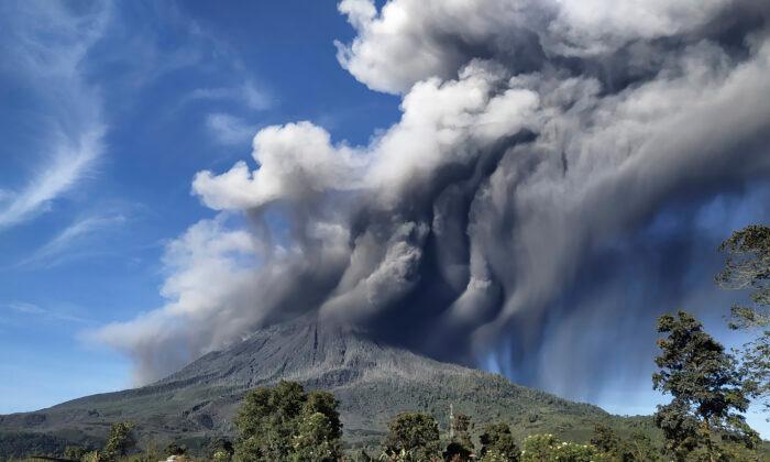 Indonesia’s Sinabung Volcano Spews New Burst of Hot Ash