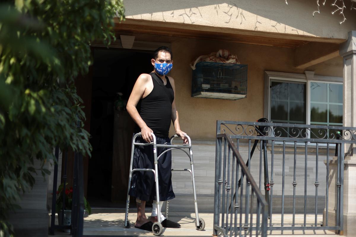 Francisco Garcia, 31, who spent almost four months in hospital after contracting coronavirus, recovers at his home in Los Angeles, Calif., the United States, Aug. 19, 2020. (Lucy Nicholson/REUTERS)