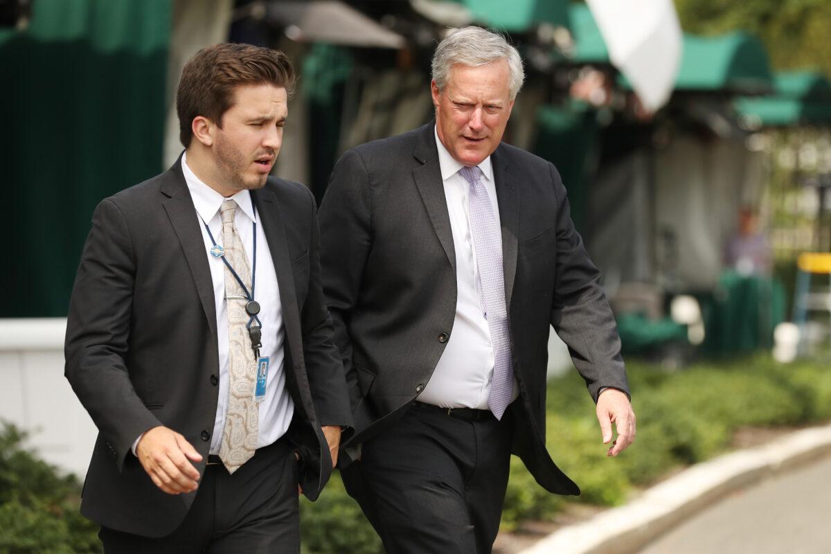 White House Chief of Staff Mark Meadows, right, returns to the West Wing following an interview outside the White House, in Washington on Aug. 21, 2020. (Chip Somodevilla/Getty Images)