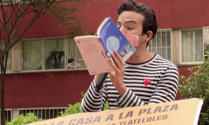 Mexican Storyteller Amuses Children Stuck at Home Amid Pandemic
