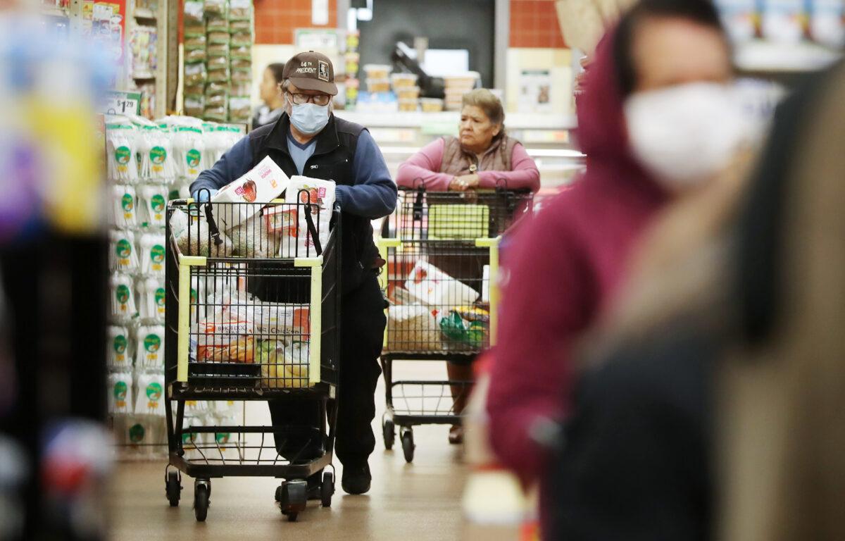 People shop for groceries amid the pandemic in Los Angeles, on March 19, 2020. (Mario Tama/Getty Images)
