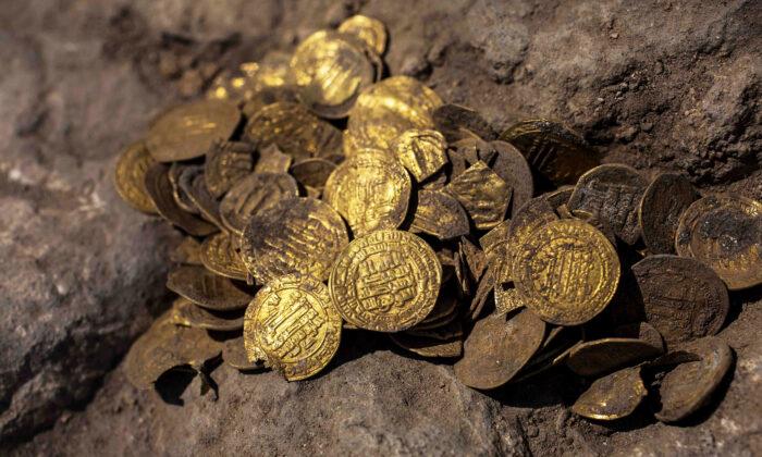 Teenagers Unearth Trove of 1,000-Year-Old Gold Coins in Clay Container in Israel