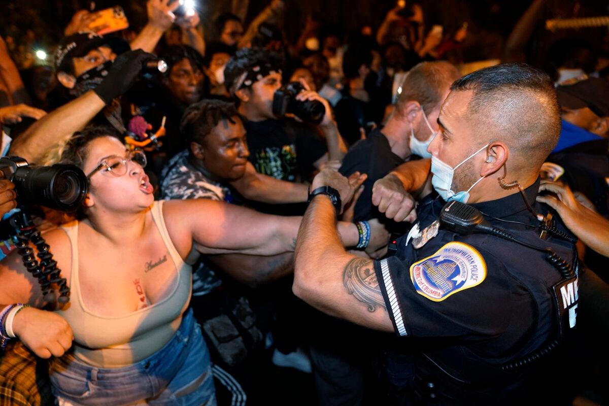 Metropolitan Police are confronted by protesters in Washington, on Aug. 27, 2020. (Julio Cortez/AP Photo)