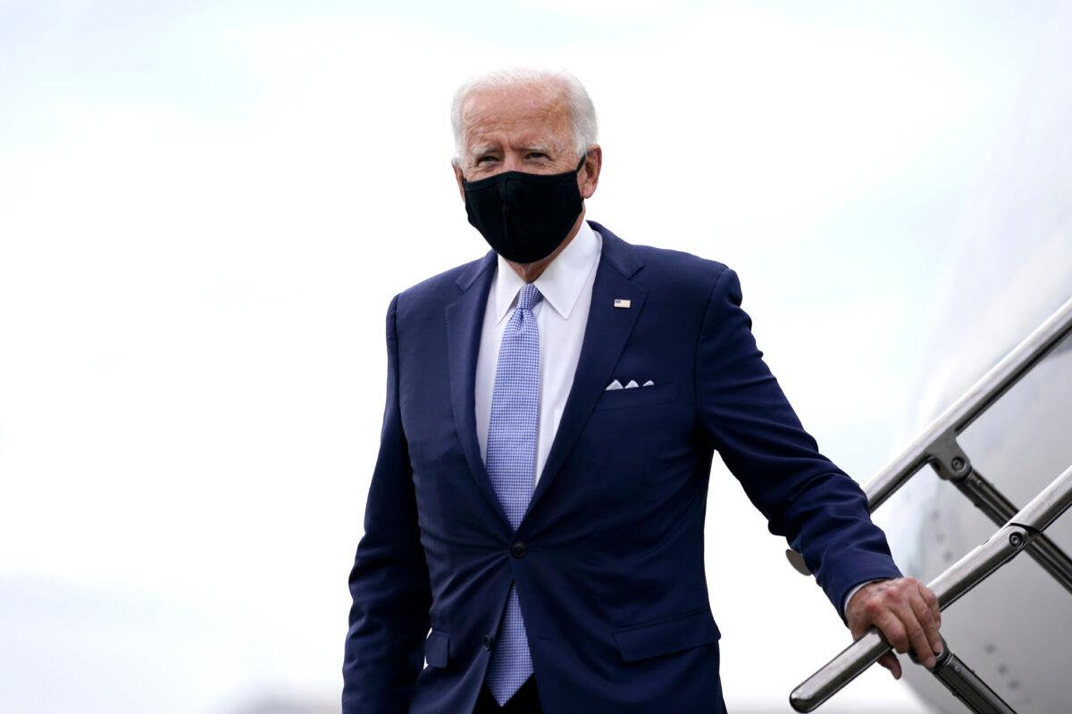 Democratic presidential candidate Joe Biden arrives at the Allegheny County Airport, en route to speak at a campaign event in Pittsburgh, Penn., on Aug. 31, 2020. (Carolyn Kaster/AP Photo)