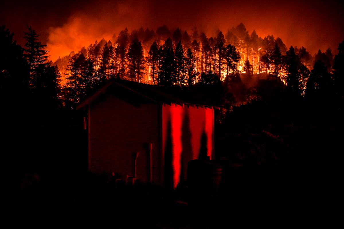 The Glass Fire begins its descent into the valley after ravaging the hills as night falls on Napa Valley, California, on Sept. 27, 2020. (SAMUEL CORUM/AFP via Getty Images)