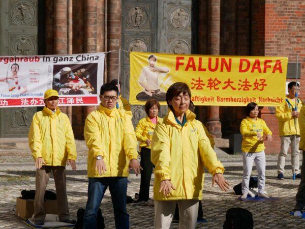 Falun Gong practitioners protest in front of the Foreign Ministry in Berlin, where Chinese Foreign Minister Wang Yi was meeting his German counterpart Heiko Maas, on Sept. 1, 2020. (The Epoch Times).
