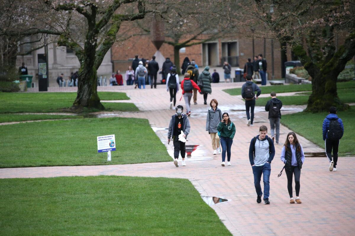 Students at the University of Washington are on campus for the last day of in-person classes in Seattle, on March 6, 2020. (Karen Ducey/Getty Images)
