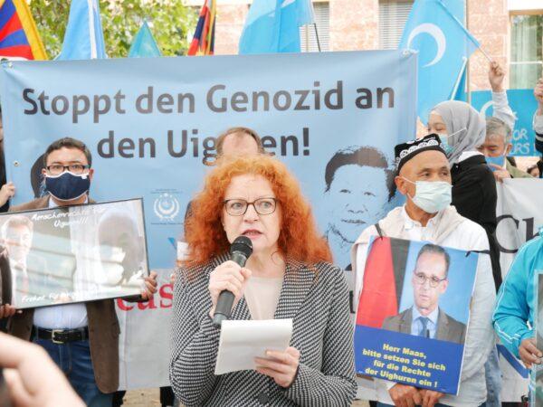Margarete Bause, chairwoman of the Human Rights Committee of the German Parliament, speaks at a rally outside the Federal Foreign Ministry on Sept. 1, 2020. (The Epoch Times)