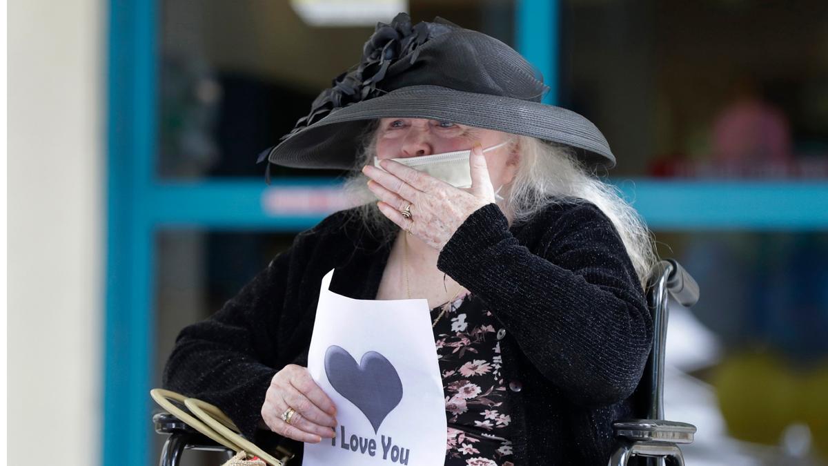 Margaret Choinacki, 87, blows kisses to her friend Frances Reaves during a drive-by visit at Miami Jewish Health in Miami, Fla., on July 17, 2020. (Wilfredo Lee/AP Photo)
