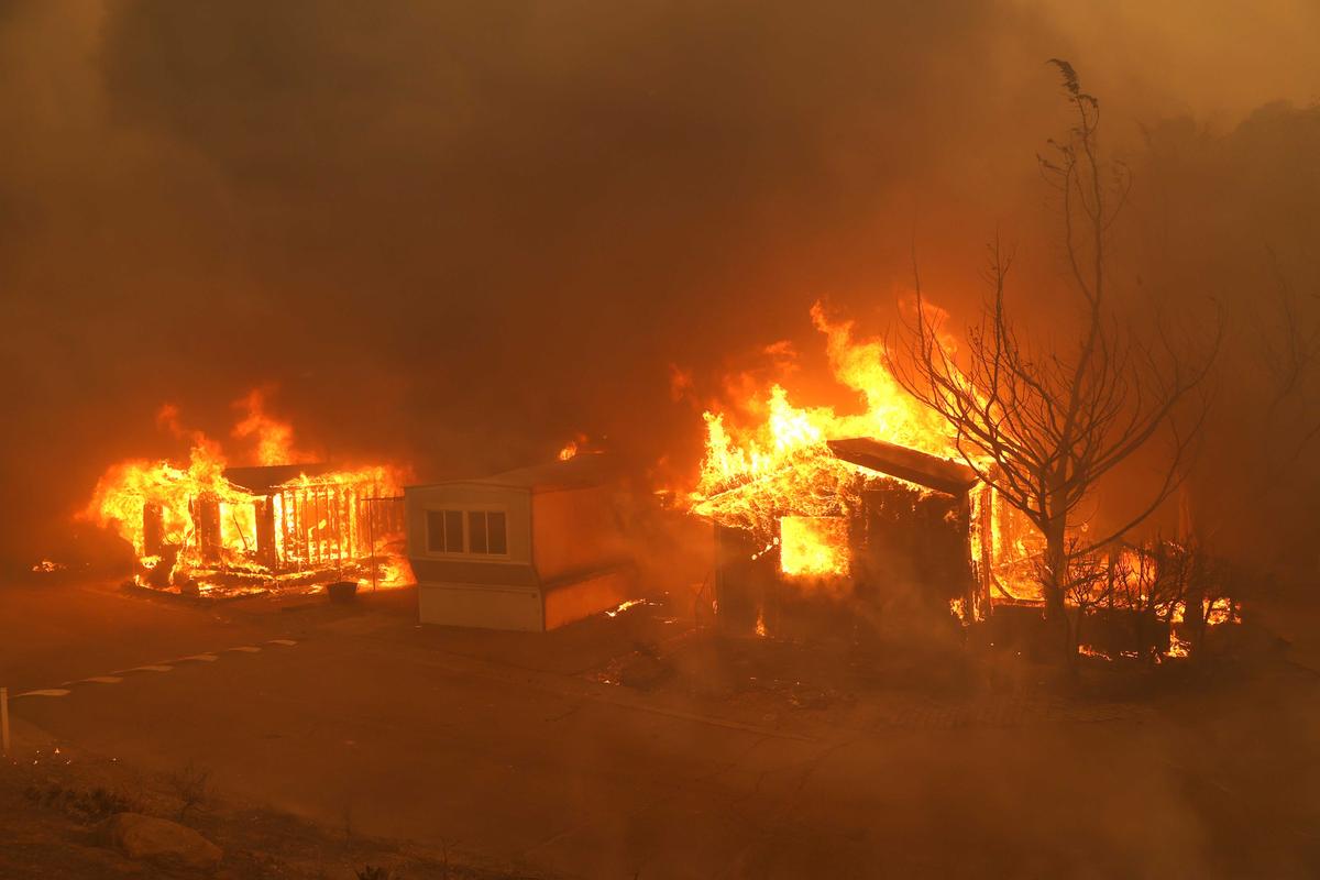 Mobile homes burn at the Spanish Flat Mobile Villa as the LNU Lightning Complex Fire burns through the area on Aug. 18, 2020, in Napa, Calif. (Justin Sullivan/Getty Images)