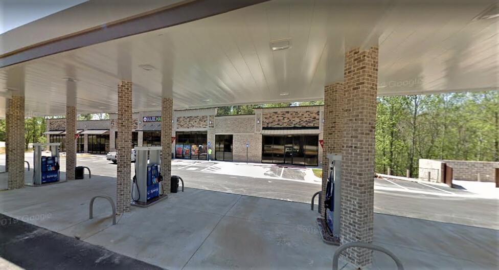 The Exxon gas station in Lawrenceville, Ga., where the kidnapping took place. (Screenshot/<a href="https://www.google.com/maps/@33.9503478,-84.0916862,3a,75y,225.77h,88.36t/data=!3m6!1e1!3m4!1s0fn4gzgwq3QT5mUeLhKLWQ!2e0!7i13312!8i6656">Google Maps</a>)