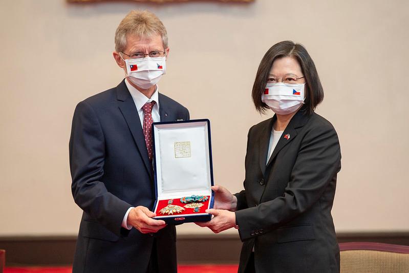 Taiwan President Tsai Ing-wen presents a medal to Czech Senate President Milos Vystrcil at Taiwan’s Presidential Office in Taipei on Sept. 3, 2020. (Taiwan’s Presidential Office)