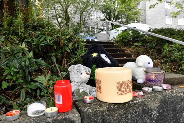  A Teddy bear and candles are set in front of an apartment building, where five dead children were found in Solingen, Germany, on Sept. 4, 2020. (Martin Meissner/AP Photo)