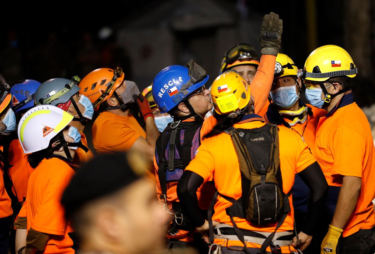 Search for Survivor in Beirut Rubble Grips Grieving Nation