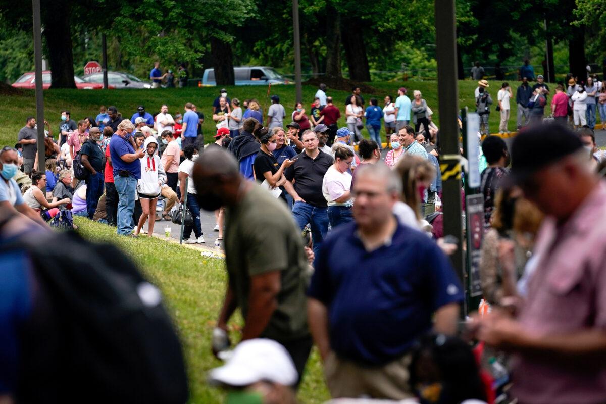 Hundreds of people line up outside a Kentucky Career Center hoping to find assistance with their unemployment claim in Frankfort, Ky., on June 18, 2020. (Bryan Woolston/Reuters)