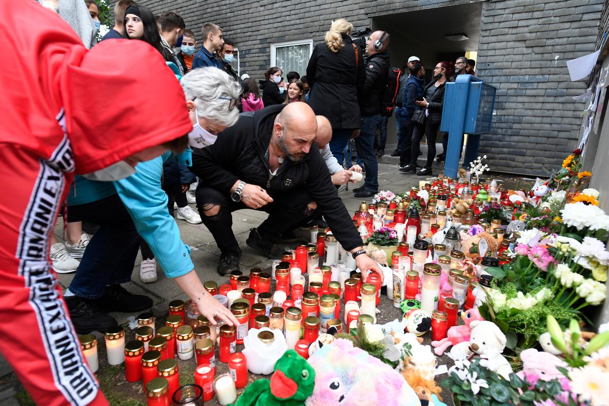 Germany: 800 Mourn Death of 5 Children Allegedly Killed by Mother