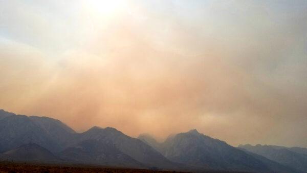 Smoke from a California wildfire crawls menacingly across the Sierra Madre Mountains. (Courtesy of Jim Farber)