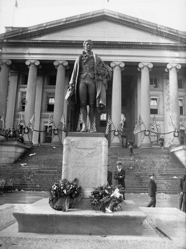 The 1923 dedication ceremony for James Earle Fraser's bronze statue of Alexander Hamilton on the south side of the Treasury Building in Washington. Library of Congress, Prints and Photographs Division. (Public Domain)