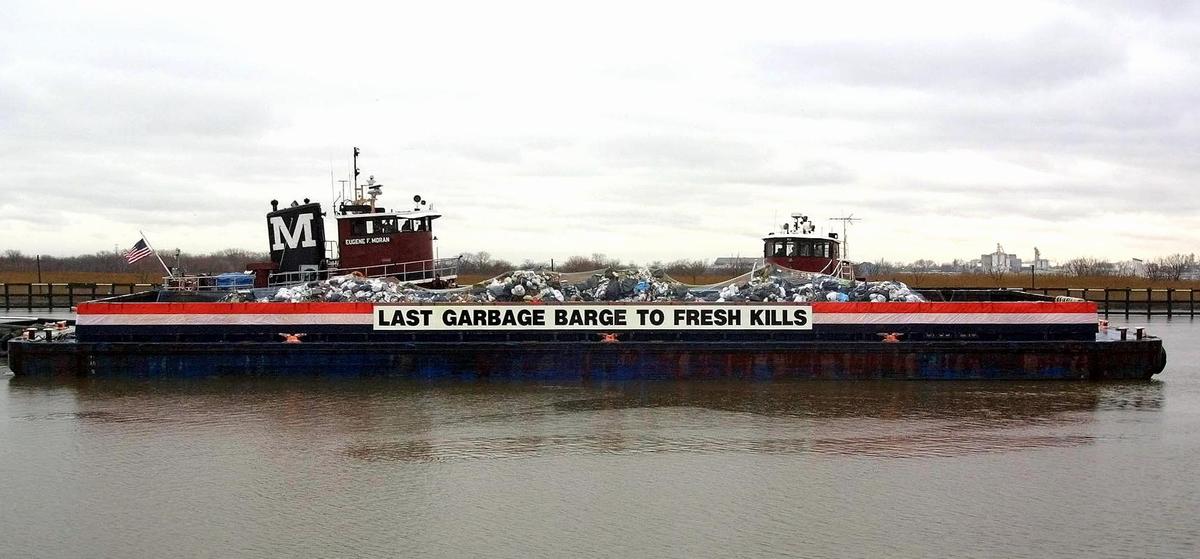 The final barge full of New York City trash arrives at the Fresh Kills Landfill in Staten Island, New York, March 22, 2001, on the final day of the landfill's operation. (MATT CAMPBELL/AFP via Getty Images)