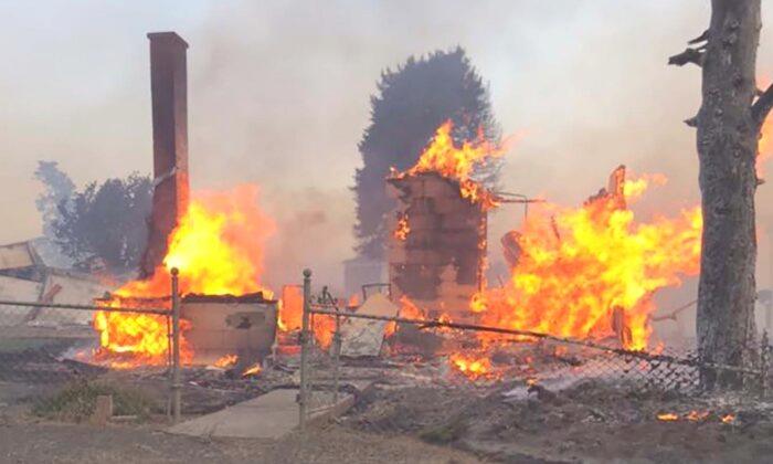 80 Percent of Buildings in Eastern Washington Town Destroyed During Firestorm