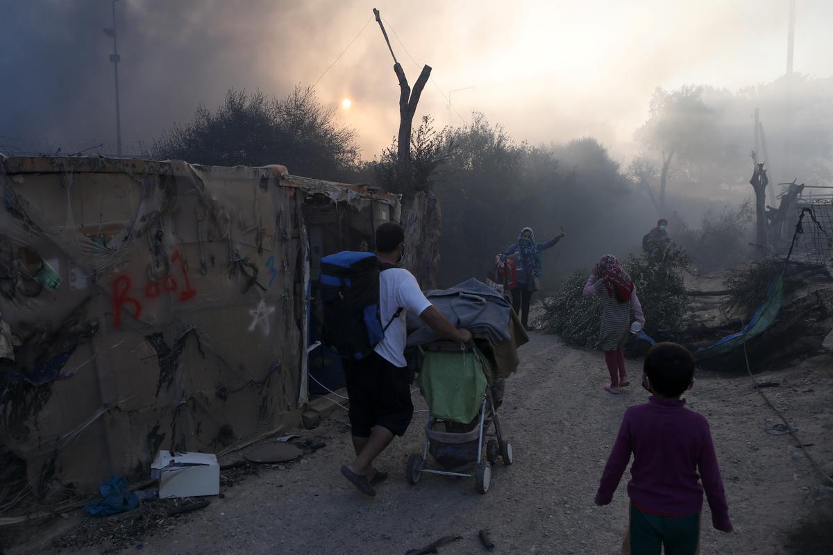 Fire Destroys Overcrowded Greek Refugee Camp, Forces Thousands to Flee