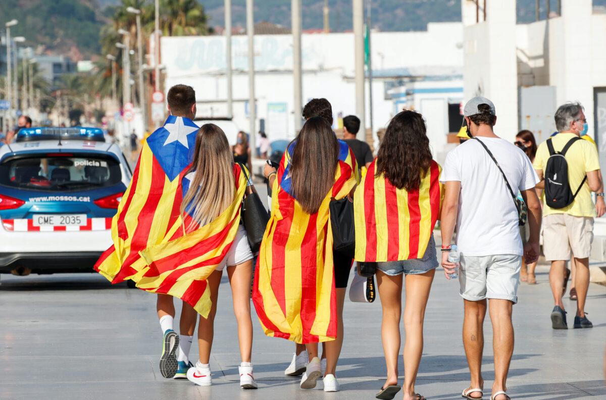 Pro-independence protesters wear Esteladas (the Catalan pro-independence flag) during Catalonia's day of 'La Diada', in Badalona, Spain, on Sept. 11, 2020. (Albert Gea/Reuters)