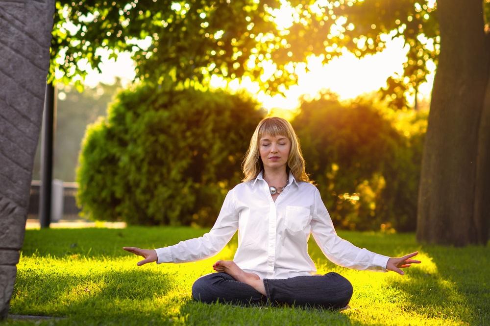 Lyudmila Orel practicing the fifth set of Falun Gong exercises. (Courtesy of Mishchenko Olga via Armina Nimenko)