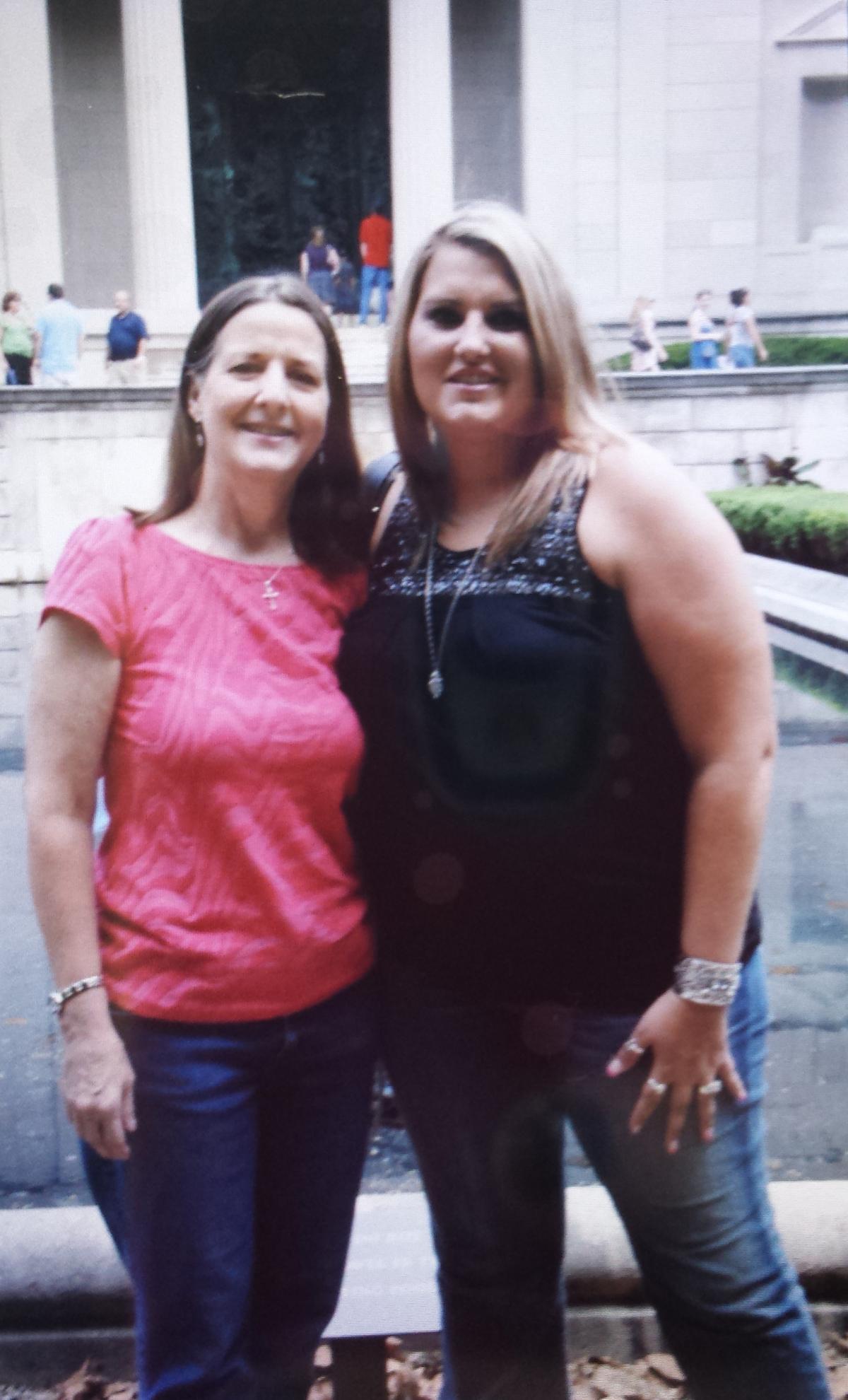 (R) Brittany Cook with her late mom, Brenda. (Caters News)