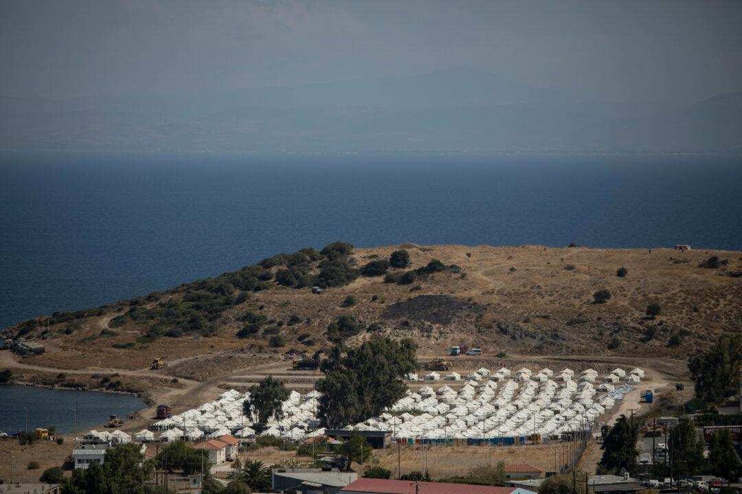 Greek PM Demands More EU Help to Handle Homeless Migrants