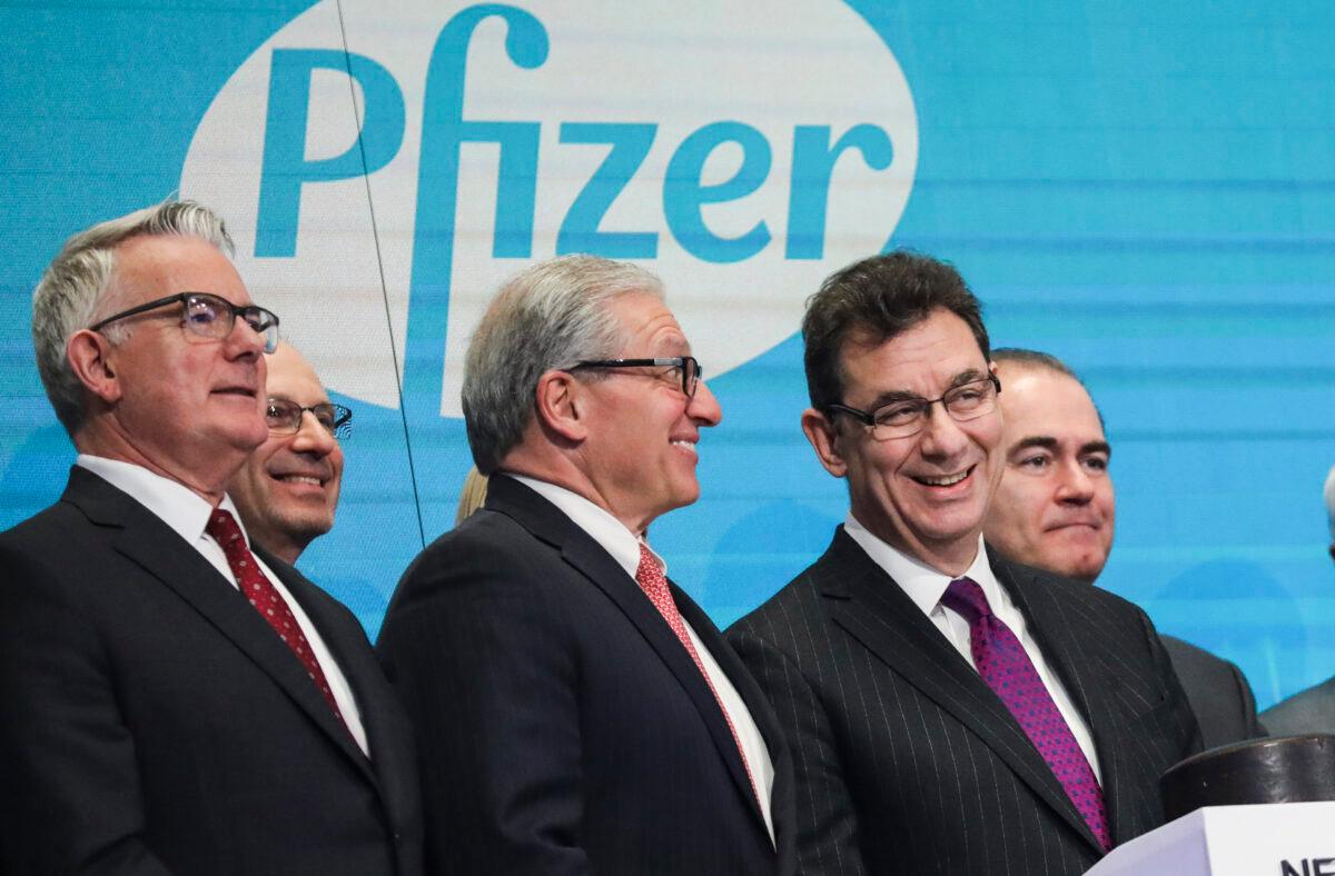 Albert Bourla (R), chief executive officer of Pfizer, waits to ring the closing bell at the New York Stock Exchange in New York City, on Jan. 17, 2019. (Drew Angerer/Getty Images)